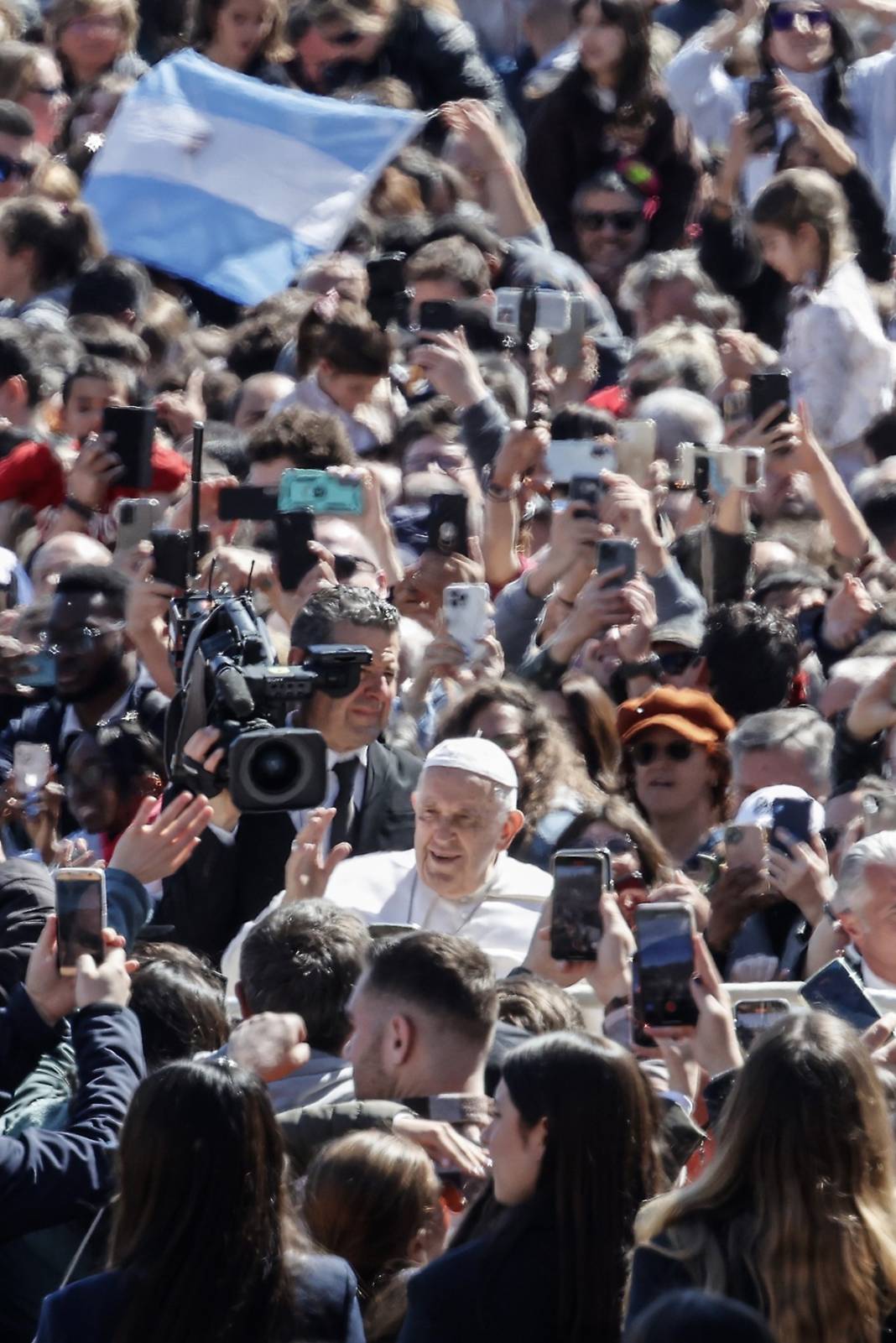 Papa, gençlerin ayaklarını yıkayıp öptü! Bakın neden... 14